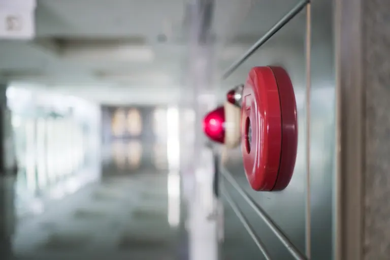 Jak system alarmowy wspiera zarządzanie bezpieczeństwem w firmie? 17 system alarmowy